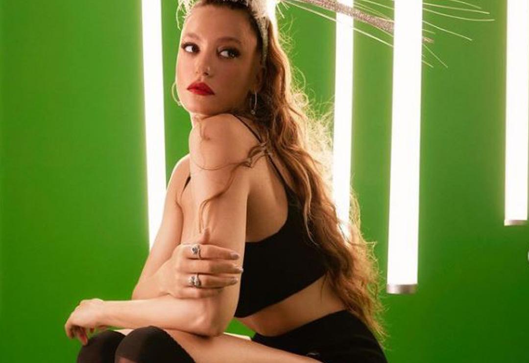 Serenay Sarıkaya'nın tarzı beğenilmedi! "Altın kesesini vermeyen g&ouml;r&uuml;mce gibi"