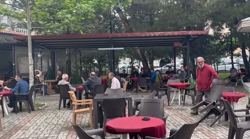 Camide şakalaşma feci sonlandı! Sohbet etmek için bir araya gelmişlerdi, bir anda belinden çıkarınca...