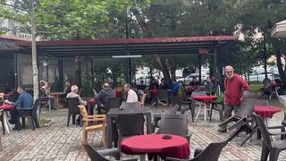 Camide şakalaşma feci sonlandı! Sohbet etmek için bir araya gelmişlerdi, bir anda belinden çıkarınca...