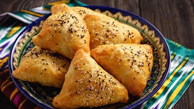 Yufka böreği olduğunu kimse anlamayacak! 5 dakikada hazır çıtır çıtır börek nasıl yapılır?