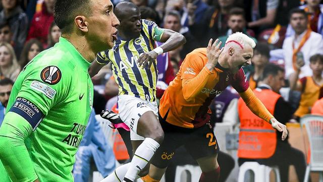 Galatasaray-Fenerbahçe maçında olay var! Maçın hakemi araya girdi...