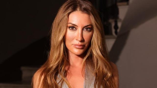 Transparan giyen Merve Oflaz göğüs dekolteli pozuyla nefes kesti