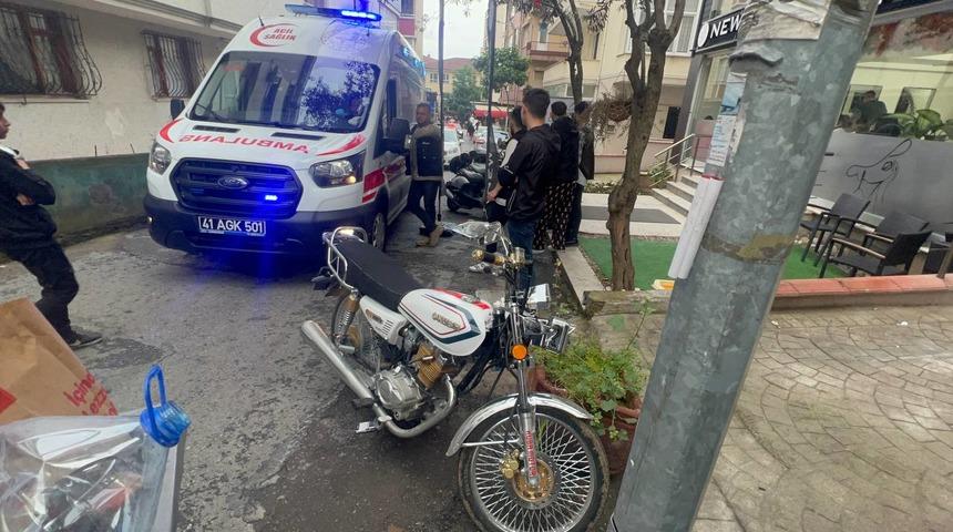 Kocaeli'de &ccedil;aldığı motosikletle ka&ccedil;maya &ccedil;alışan ş&uuml;pheliyi vatandaşlar durdurdu