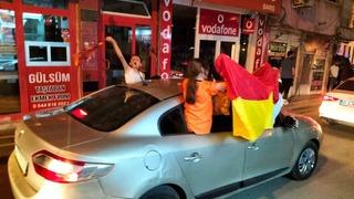 Cizre’deki Galatasaray taraftarları caddeleri panayır alanına çevirdi