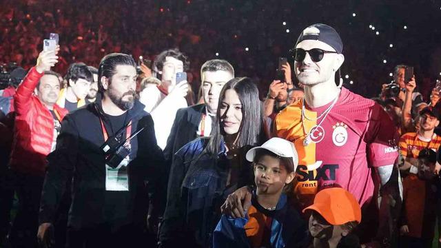 Bu sefer sahada değil mikrofon başında buluştular! Şampiyonluk kutlamalarında tarihi düet