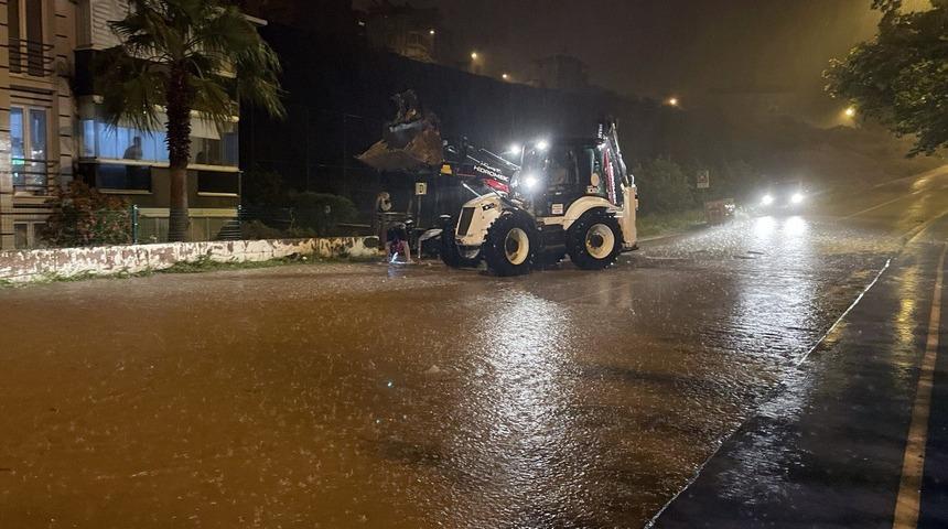 Sinop'ta sağanak su baskınlarına neden oldu