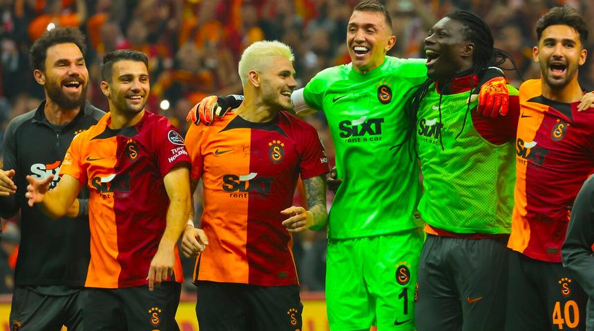 Galatasaray Fenerbahçe'yi yendi, kupasına kavuştu! Golcü isim kutlamalar sonrası ayrılığı açıkladı: Önümüzdeki yıl yokum!