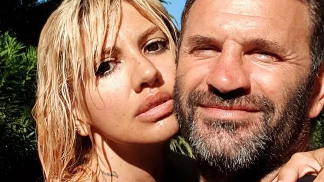 Okan Buruk'un eşi Nihan Buruk şampiyonluk kutlamasında dikkat çekti! Sade ve güzel