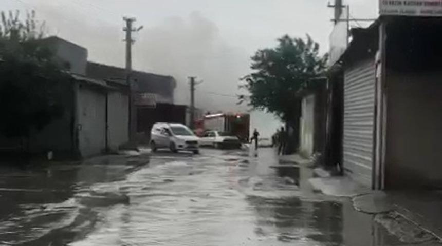 Sanayide park halinde olan araç alev alev yandı