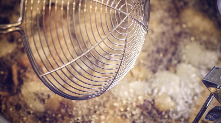 Kızartma yaparken tavaya ekmek i&ccedil;i atmayı unutmayın! Neden mi?