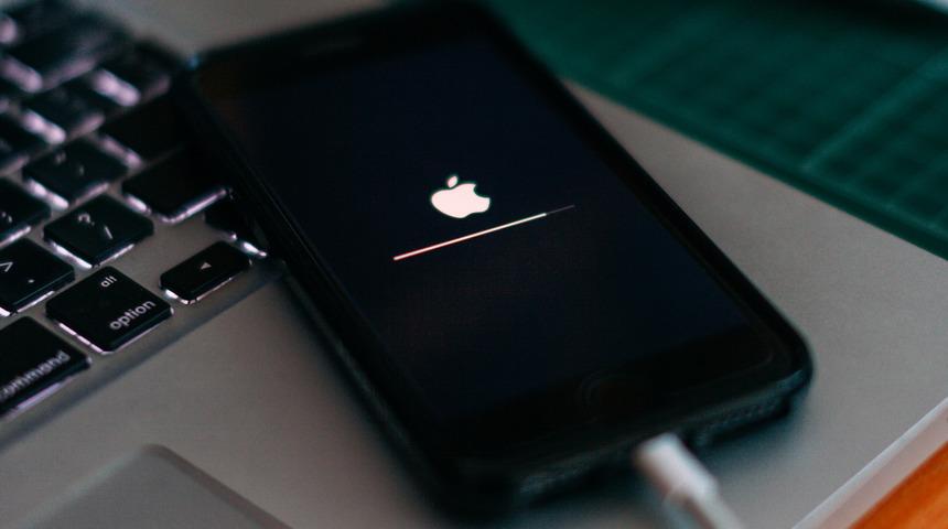 iOS 17 alacak modeller belli oldu mu? Yeni sürüm için iki farklı iddia ortaya çıktı! Kullanıcıların bir süredir beklediği iOS 17'nin hangi iPhone'ları destekleyeceği merak ediliyor...