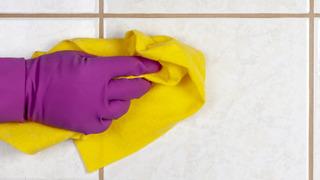 Taşlaşmış derz aralarını anında temizleyen iki malzemeli karışım! Fayans arasını temizlemenin etkili çözümü