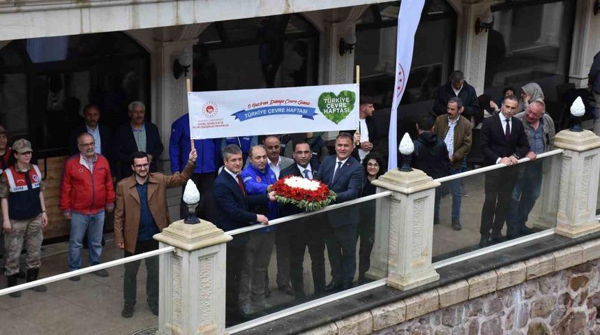 Çevre Haftası’nda depremden etkilenen vatandaşlar anısına Harşit Çayı’na çelenk bırakıldı