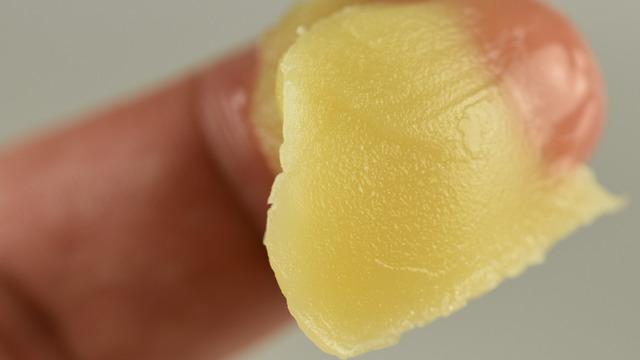 Kaşları gürleştiriyor, kirpikleri ok gibi uzatıyor! Çarpıcı bakışlar için...