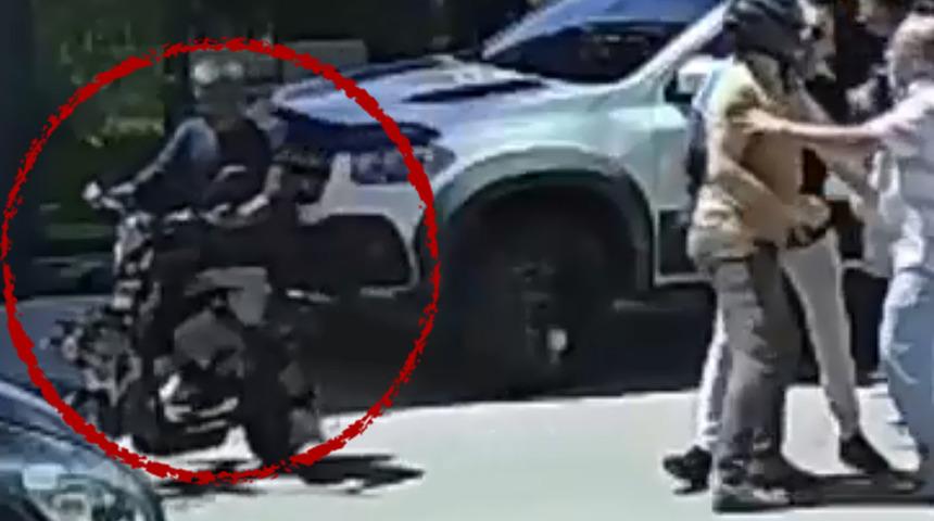 Sürücüler kavga ederken yaptığı şoke etti! Fırsattan yararlanıp motosikleti çaldı