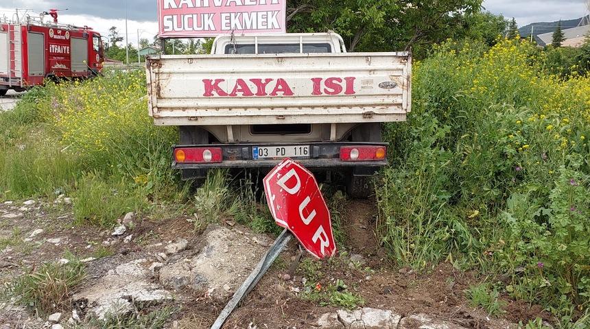 Afyonkarahisar'da otomobille kamyonetin &ccedil;arpışması sonucu 1 kişi &ouml;ld&uuml;, 4 kişi yaralandı