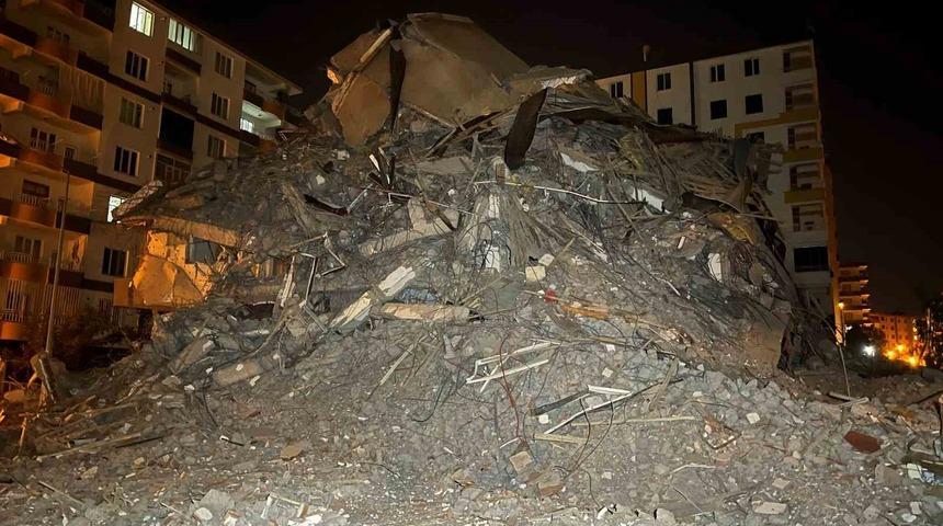 Diyarbakır&rsquo;da yıkımı yapılan ağır hasarlı binanın bir kısmı kendiliğinden &ccedil;&ouml;kt&uuml;