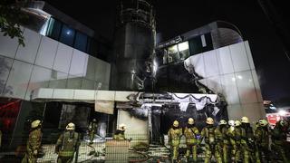 Zeytinburnu'nda elektronik mağazasında çıkan yangın söndürüldü