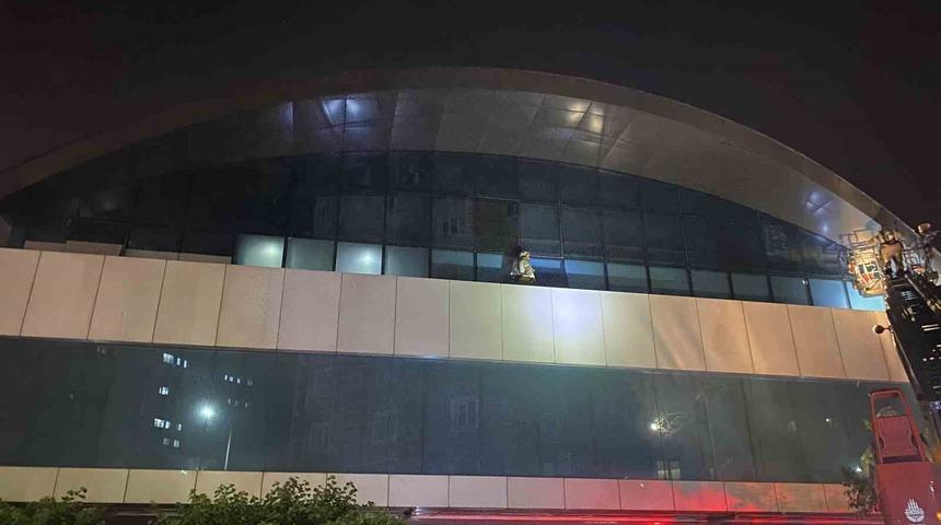 Zeytinburnu’ndaki teknoloji mağazası alev alev yandı