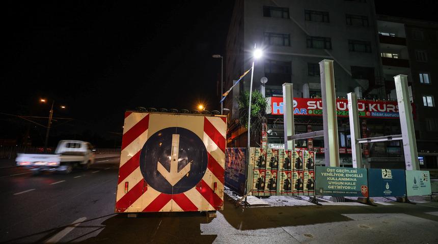 Sultangazi'de kamyon damperinin çarptığı üst geçitte yenileme çalışmaları başladı