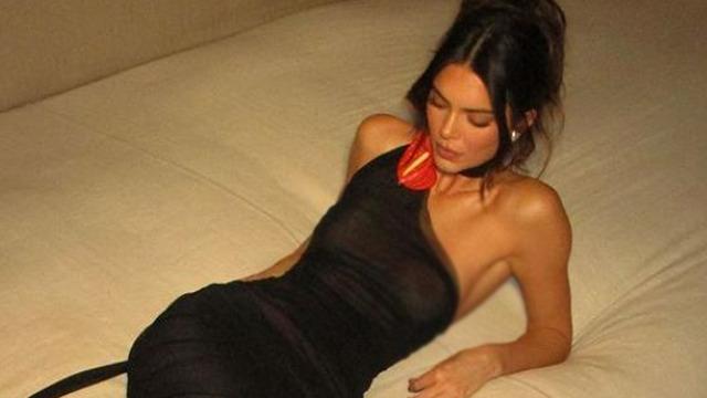 Göğüs uçlarına çiçek takmıştı! Kendall Jenner şimdi de bikinili pozuyla olay oldu