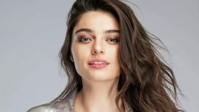 Crop giyen Ayça Ayşin Turan dekolteli pozuyla nefes kesti! 'Her daim seksi' 