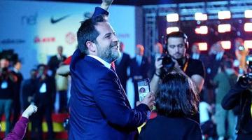 Erden Timur, şampiyonluk kutlamalarında elinde telefonla çıkmıştı... Yıldız oyuncuyu ikna etmek için görüntülü konuştuğu ortaya çıktı! İşte o isim...