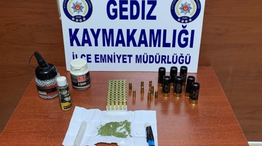 Gediz&rsquo;de polisin ş&uuml;phelendiği şahsın &uuml;zerinden uyuşturucu ve silah &ccedil;ıktı