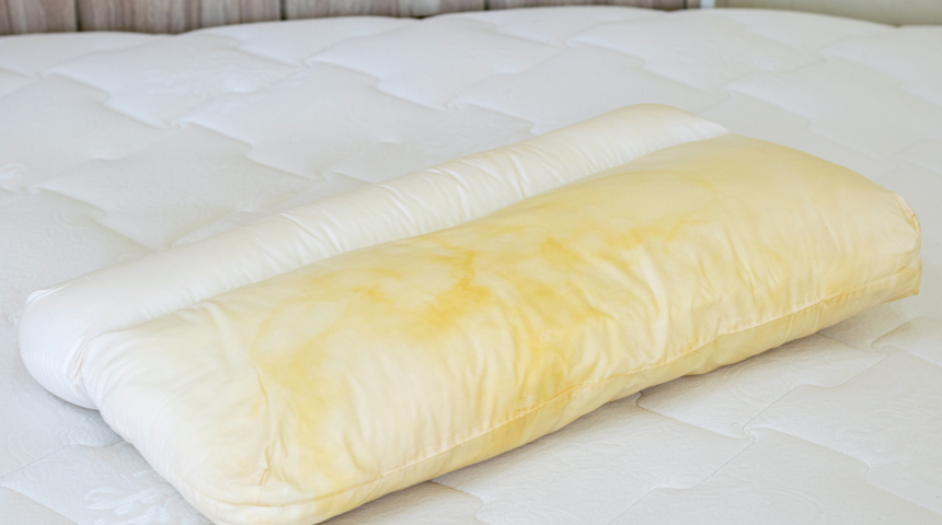 Sararmış yastık kılıflarının bembeyaz olması i&ccedil;in bulduğu &ccedil;&ouml;z&uuml;m&uuml; paylaştı! "Hi&ccedil; bu kadar beyaz g&ouml;r&uuml;nmemişti"