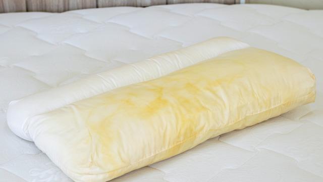 Sararmış yastık kılıflarının bembeyaz olması için bulduğu çözümü paylaştı! Hiç bu kadar beyaz görünmemişti