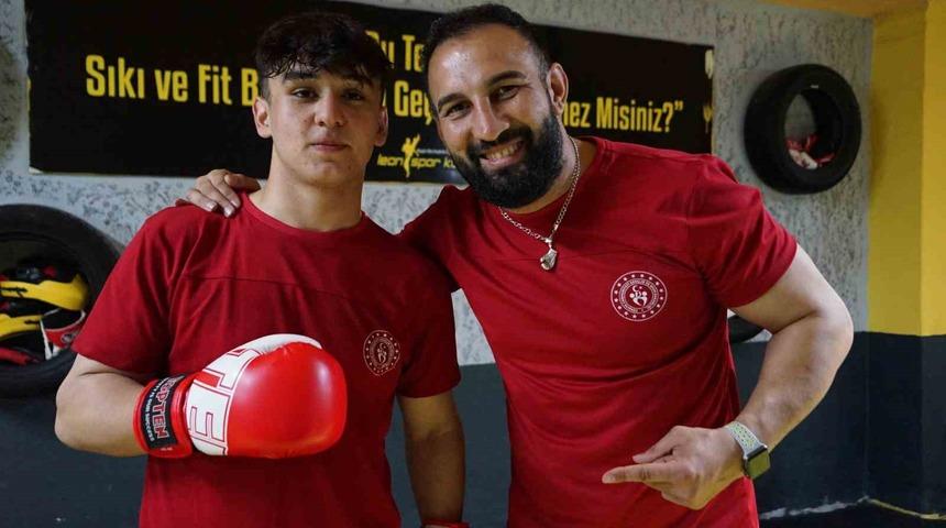 Zayıflamak için başladığı kick boksta dünya ikincisi oldu