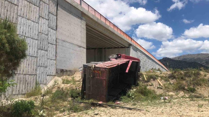 Önünde kaza yapan otomobile çarpmamak için köprüden uçtu