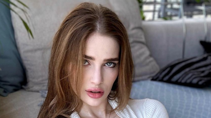 Sosyal medya fenomeni Reislin yine &ccedil;ok cesur! Tiş&ouml;rt&uuml;n&uuml; yukarı doğru kaldırıp spor s&uuml;tyenini g&ouml;sterdi... Olay yarattı