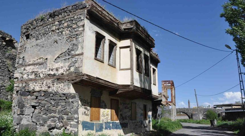 Kars’ta paşa konağı yok oluyor