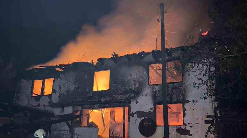 İki katlı ahşap evde yangın çıktı