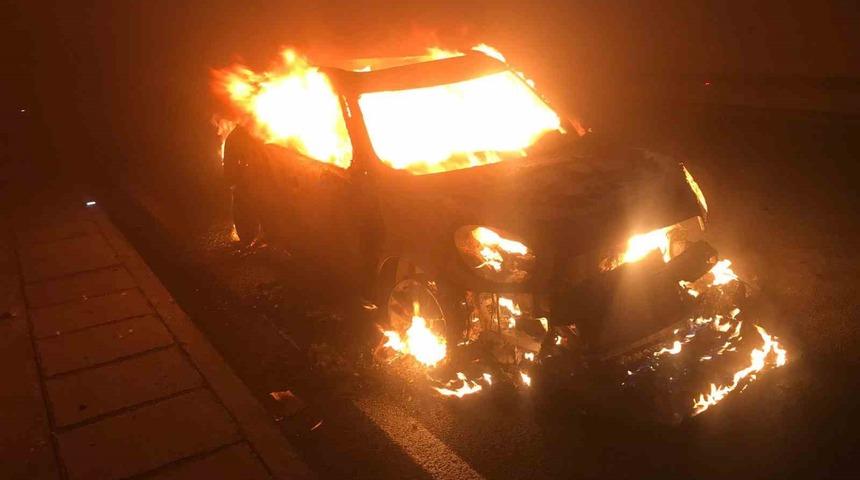 Otomobil yeni Zigana Tüneli’nde alev alev yandı