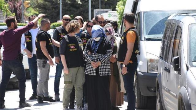 Eşini öldürmekle suçlanan kızına böyle tepki gösterdi! 'Evlat değil, canavar yetiştirmişim'