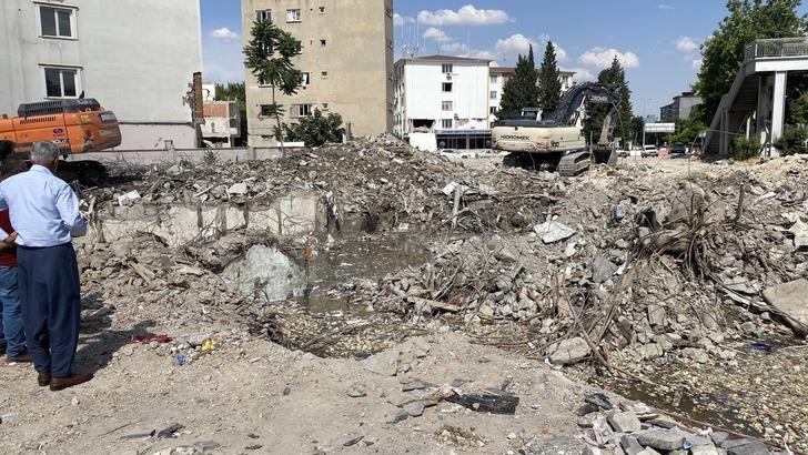 Depremin 120. gününde kahreden olay! 20 yaşındaki kızın cesedi bodrumda bulundu