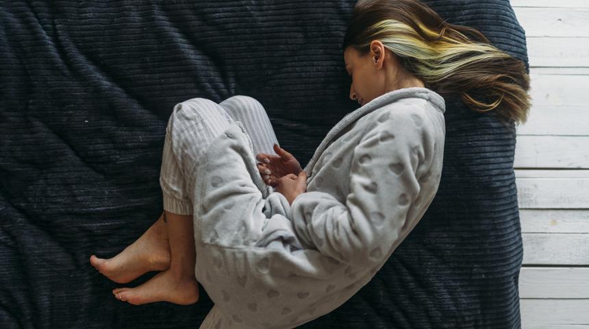 Adet belirtileri nelerdir, ne zaman başlar? Adet belirtileri ve hamilelik belirtileri arasındaki farklar nelerdir?