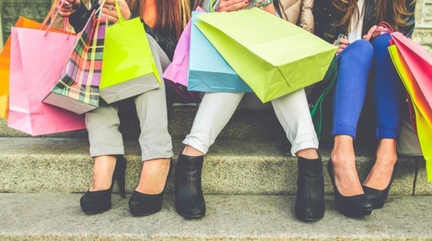 Kadınlar erkeklerden daha hesaplı alışveriş yapıyor