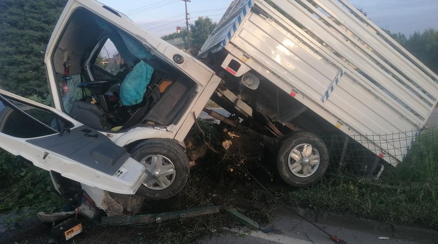Ağaca çarpan kamyonet ikiye bölündü! Görüntüler Samsun'dan