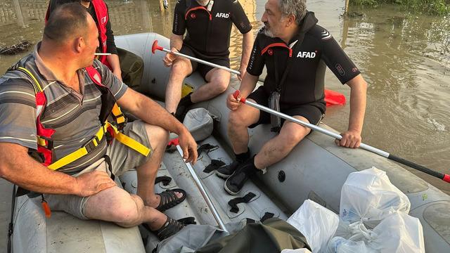 Samsun'da AFAD ile Türk Kızılay evlerinin etrafını su basan vatandaşlara erzak dağıttı