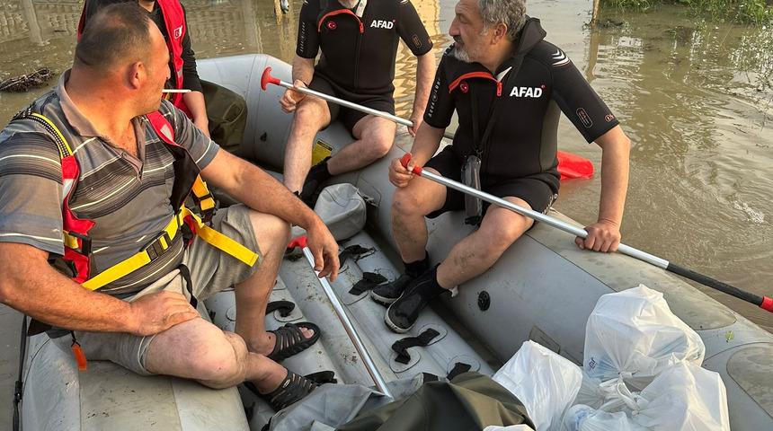 Samsun'da AFAD ile Türk Kızılay evlerinin etrafını su basan vatandaşlara erzak dağıttı