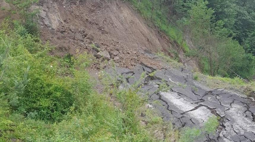 Samsun Ayvacık'ta heyelan nedeniyle bazı mahallelerin yolu kapandı