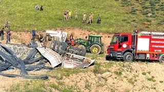 Kars'ta demir yüklü tır devrildi, 2 kişi öldü