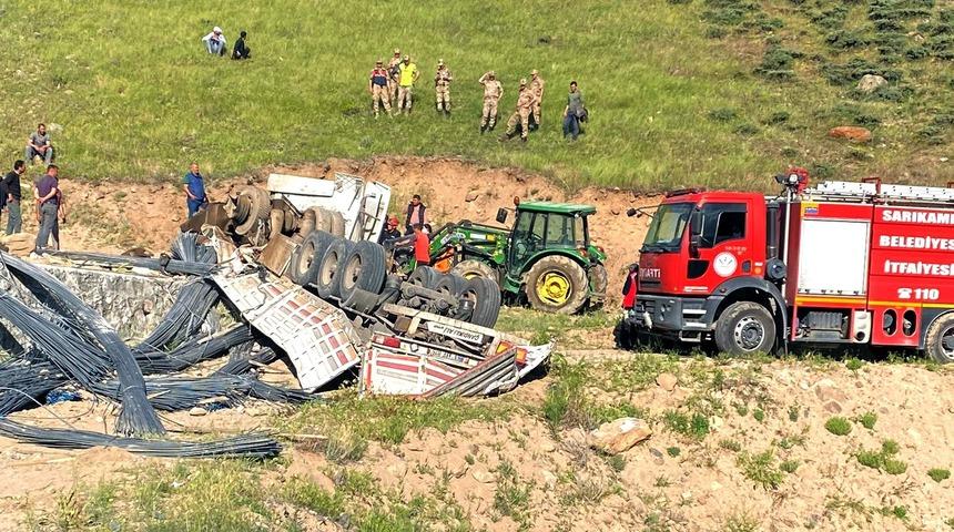 Kars'ta demir y&uuml;kl&uuml; tır devrildi, 2 kişi &ouml;ld&uuml;