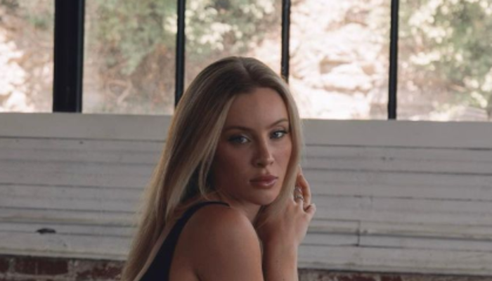 Yorgan yetmedi! Çırılçıplak yatağına uzanıp poz verince gündem yarattı