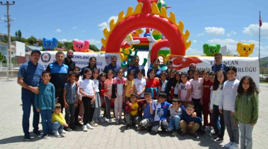 Okul bahçesine kurulan balon park öğrencilerin neşe kaynağı oldu