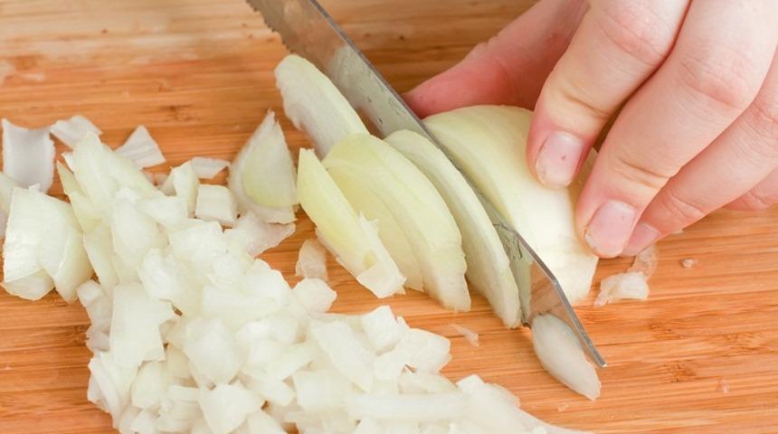 Dilimlenmiş soğan tehlikesi: Sakın bu şekilde yemeyin! Zehirliyor...