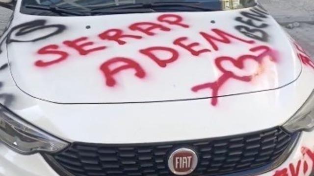 Saplantılı aşık otomobili aşk duvarına çevirdi, lastiklerini patlatıp pert etti